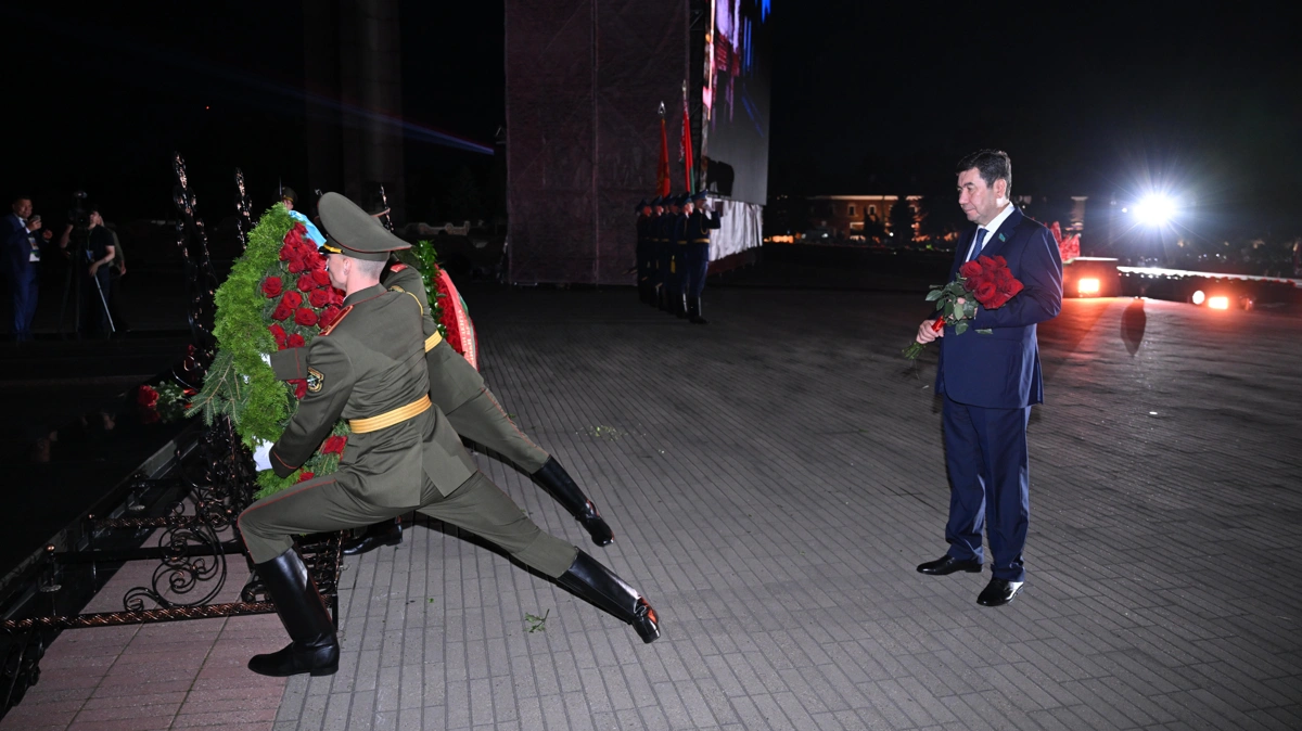 Ерлан Қошанов Брест қамалы музейіне Хиуаз Доспанованың мүсінін сыйға тартты