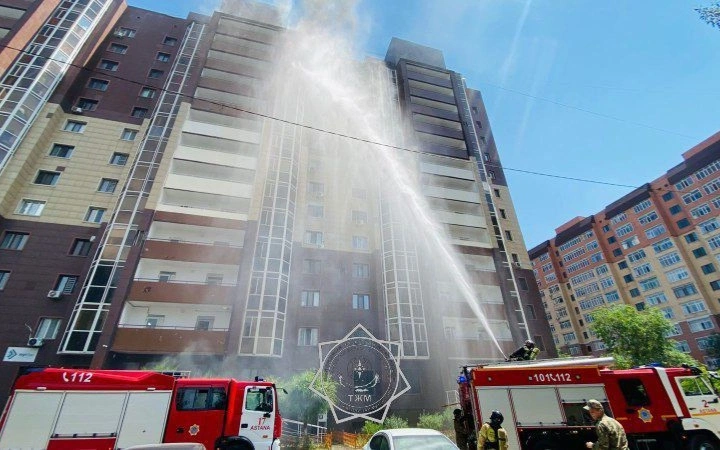 Пожар вспыхнул в многоэтажке в районе Байконыр в Астане
