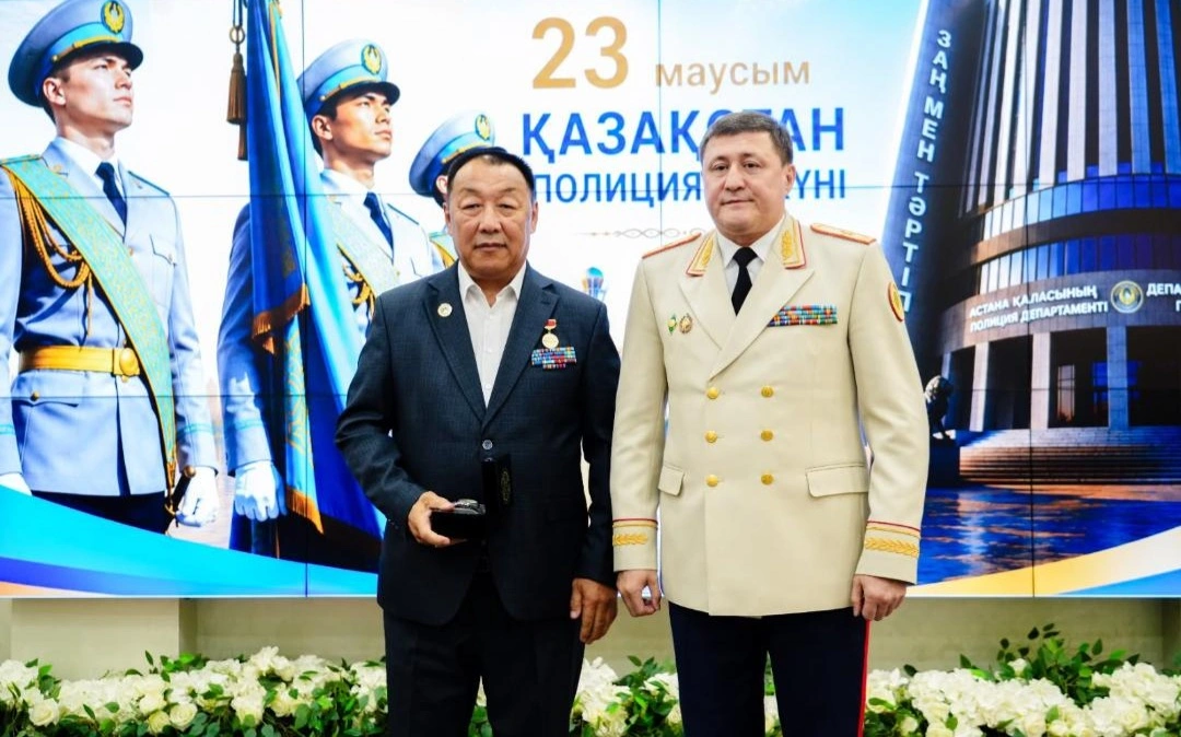 Жеңіс Қасымбек елордалық тәртіп сақшыларына пәтер кілттерін табыстады