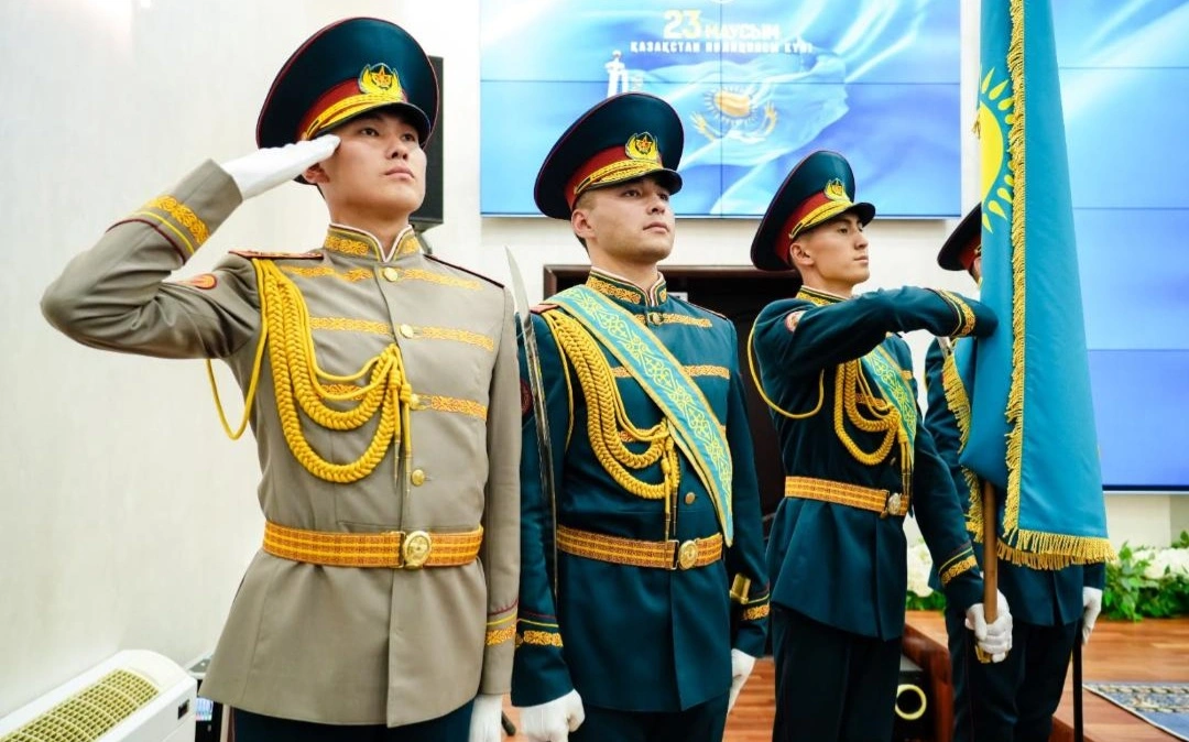 Жеңіс Қасымбек елордалық тәртіп сақшыларына пәтер кілттерін табыстады