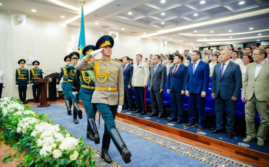 Жеңіс Қасымбек елордалық тәртіп сақшыларына пәтер кілттерін табыстады