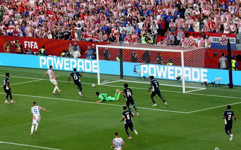 Croatia edges Panama to stay alive