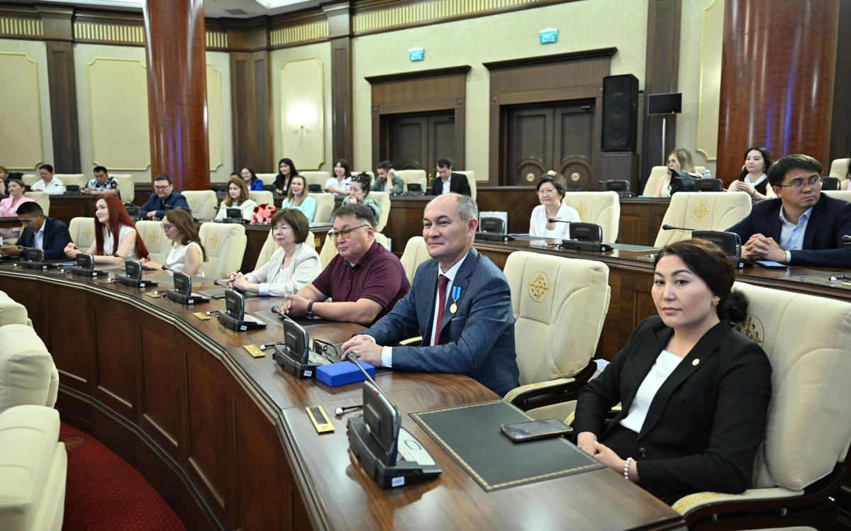 Премию &laquo;Парламент сөзі&raquo; вручили 17 журналистам в Мажилисе