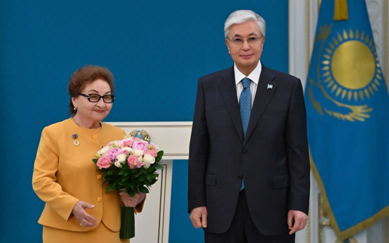 За вклад в журналистику: Президент наградил работников СМИ
