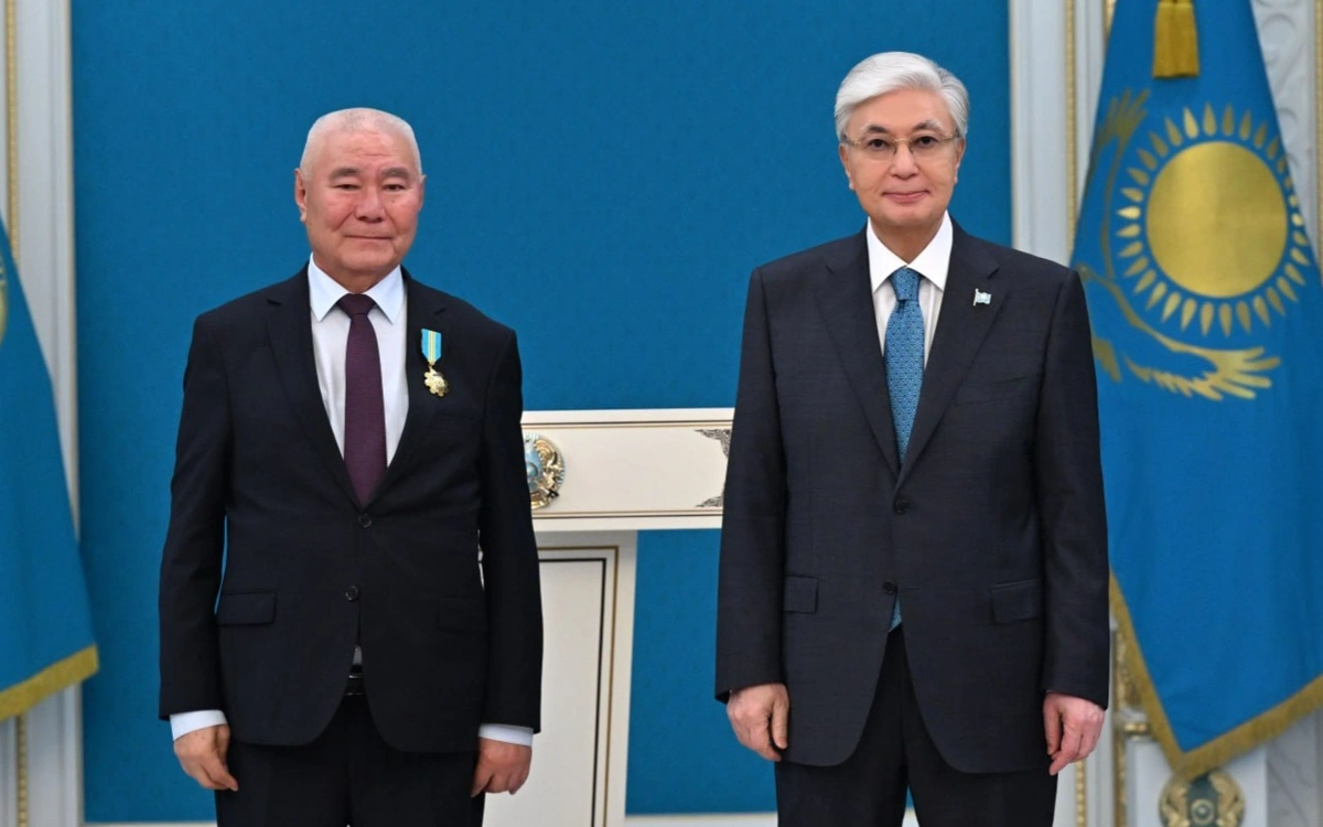 За вклад в журналистику: Президент наградил работников СМИ