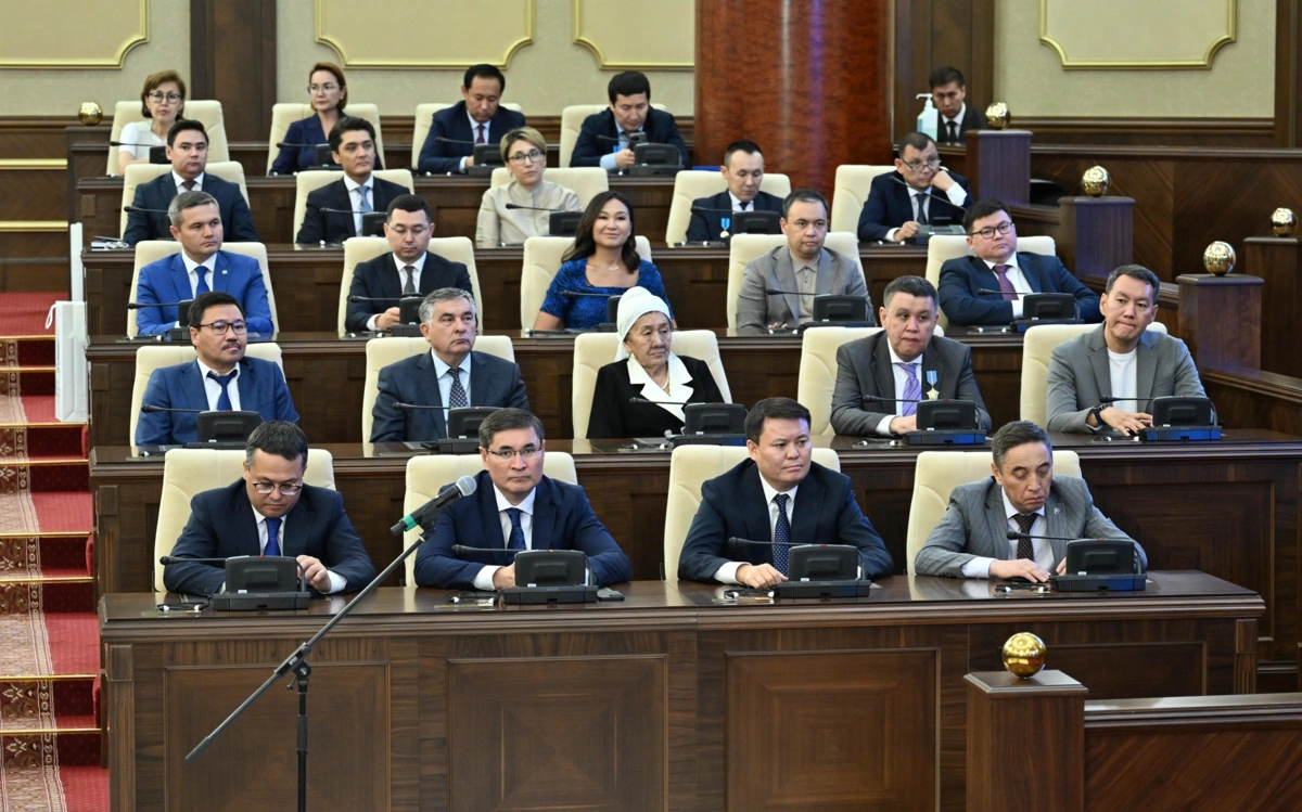 Премию &laquo;Парламент сөзі&raquo; вручили 17 журналистам в Мажилисе