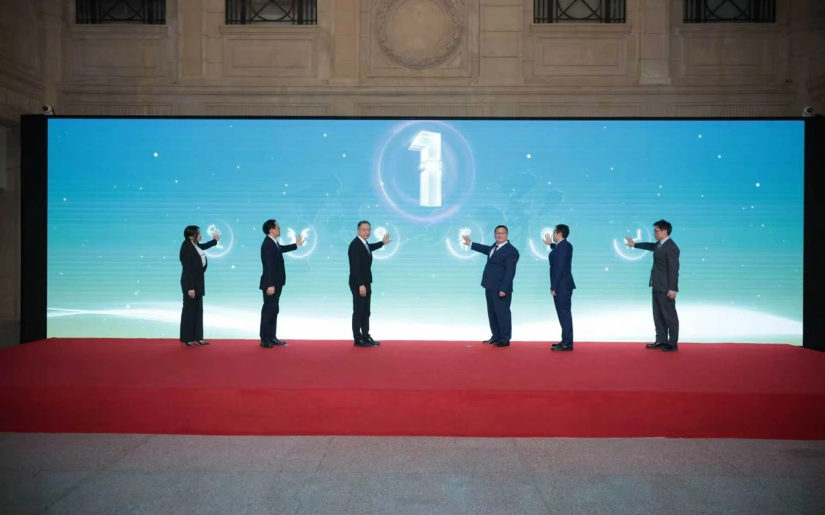 р