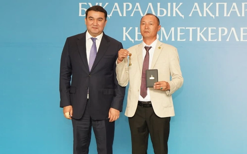 Представителям СМИ вручили ключи от квартир в Туркестанской области от имени Президента