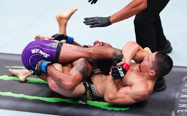 Асу Алмабаев одержал яркую победу на турнире UFC в Баку