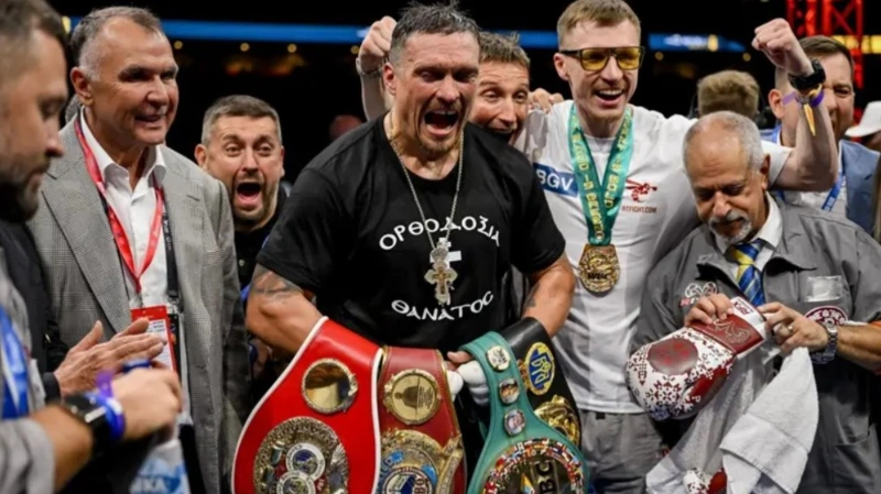 Кәсіпқой бокс: Александр Усик чемпиондық белбеулерінен бас тартатынын мәлімдеді