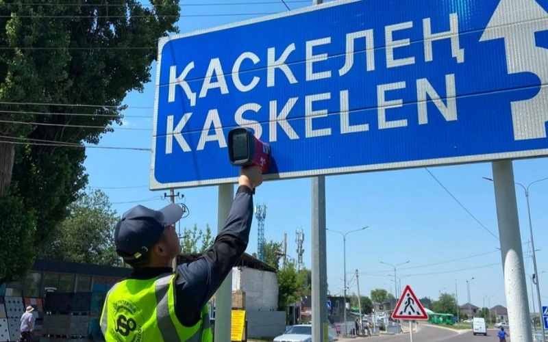 Тысячи поврежденных дорожных знаков выявили на республиканских трассах Казахстана