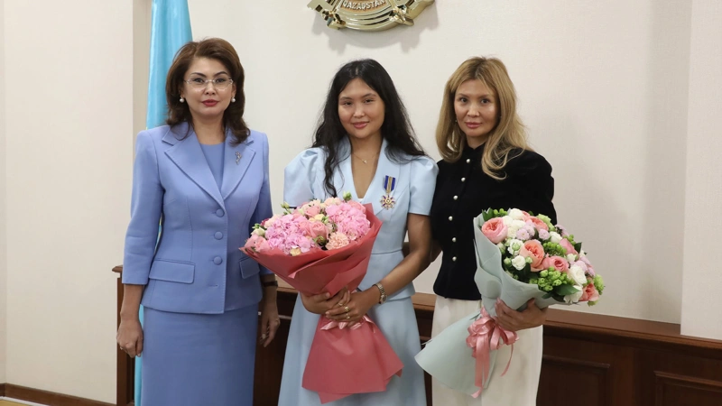 Bibisara Assaubayeva recognized for her outstanding achievements and contributions to chess development 