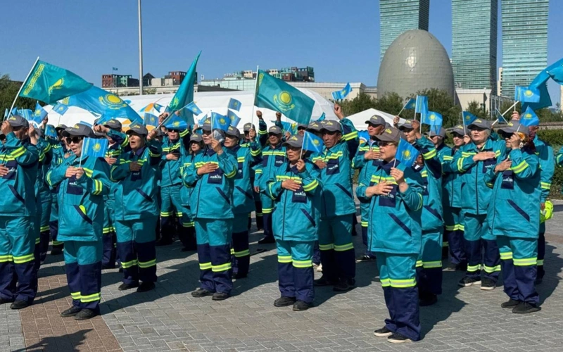 Astanada 100-ge jýyq kommýnaldyq qyzmetker Ánurandy birge oryndady