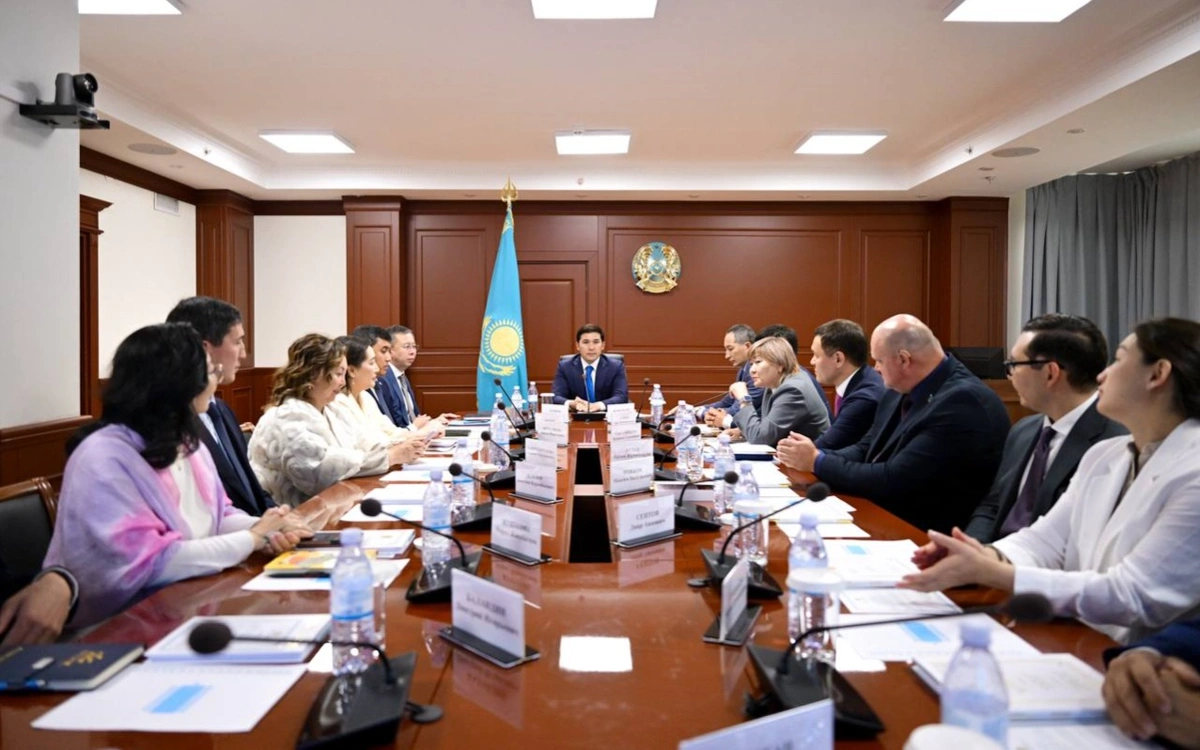 Танымал спортшыларға жаңа Конституцияның арнайы басылымы табысталды 