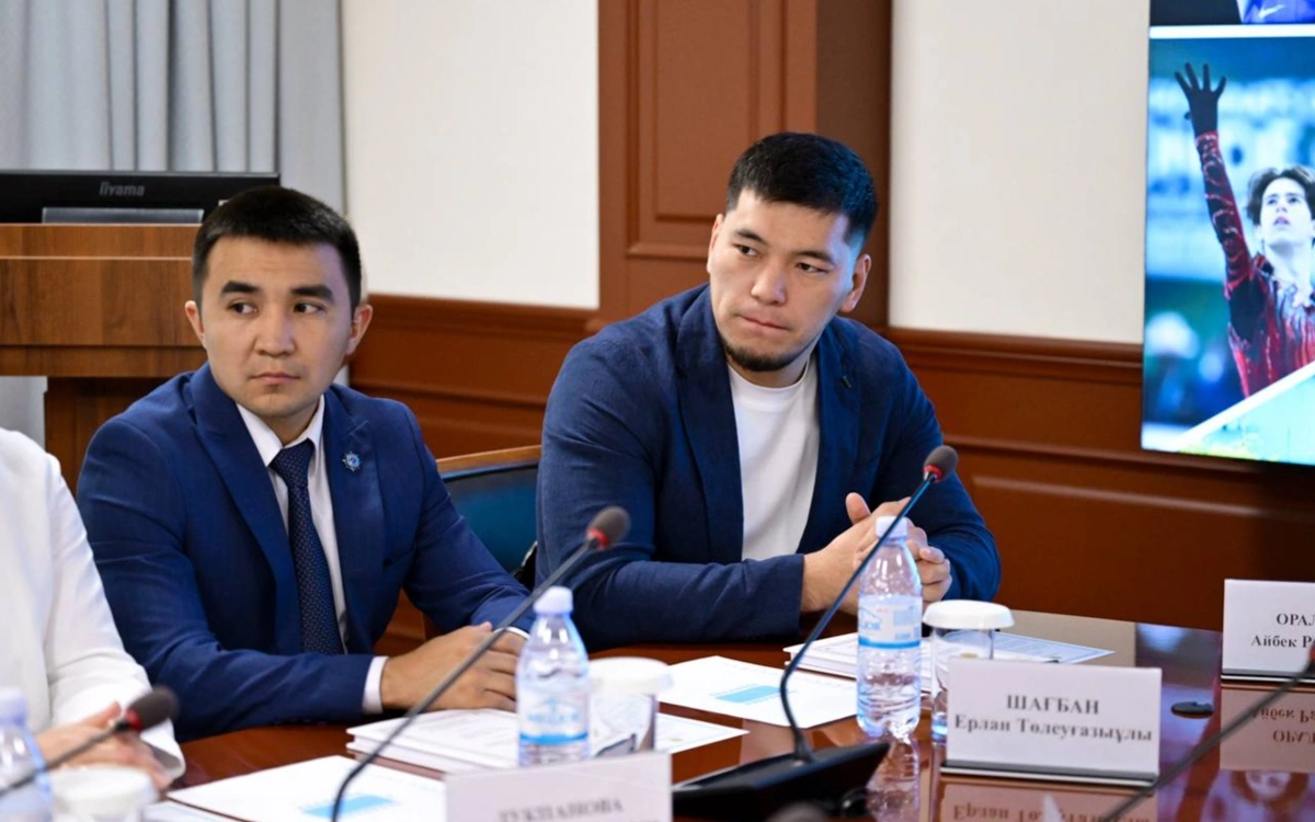 Танымал спортшыларға жаңа Конституцияның арнайы басылымы табысталды 