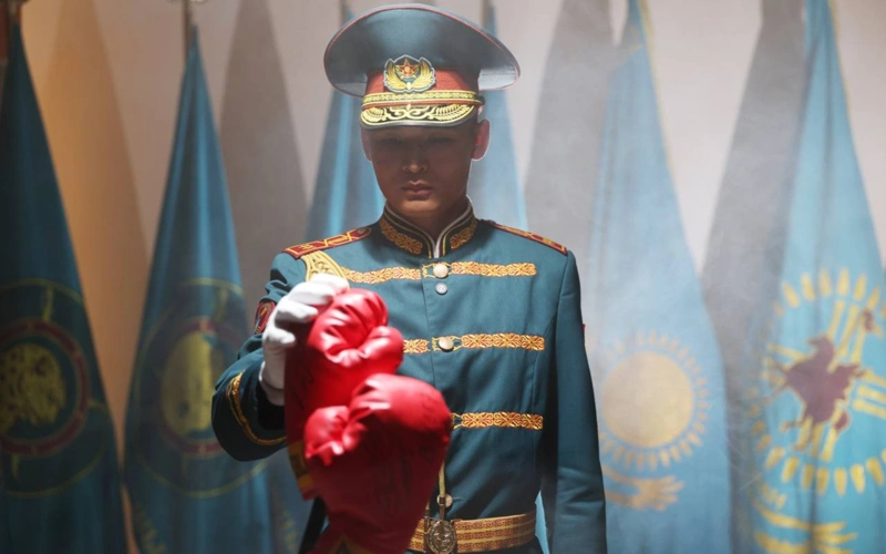 Геннадий Головкин Ұлттық ұлан музейіне бокс қолғабын табыстады