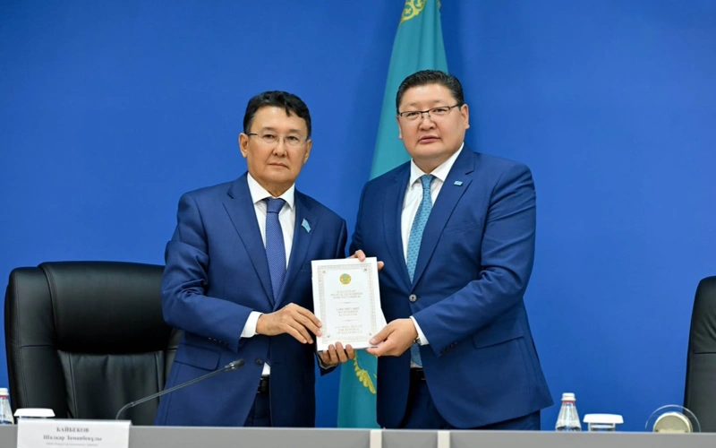 Абай облысында жаңа Конституцияның ресми басылымын табыстау рәсімі өтті
