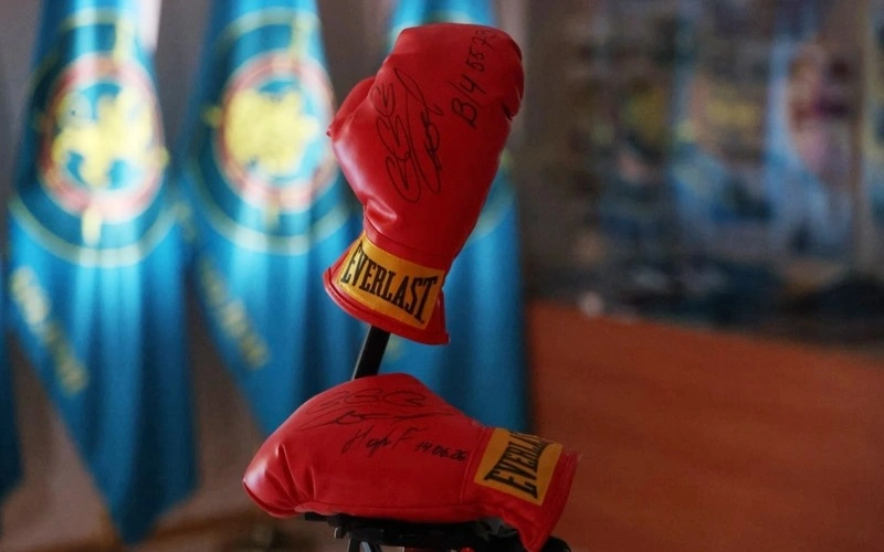 Gennady Golovkin donates signed boxing gloves to Military-historical museum of Armed Forces