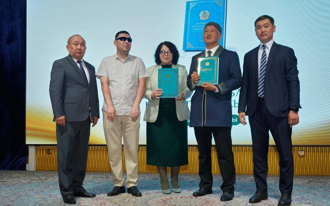 Жаңа Конституция Брайль қарпінде жарық көрді
