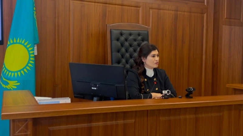 Атырауда әйелін қызының көзінше пышақтап өлтірген зейнеткер 15 жылға сотталды 