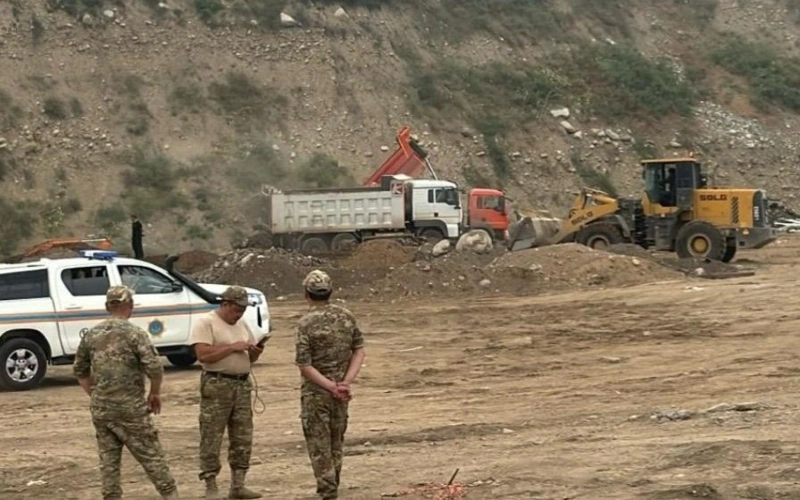 Жителей нескольких домов переселили после обвала грунта в Алматинской области