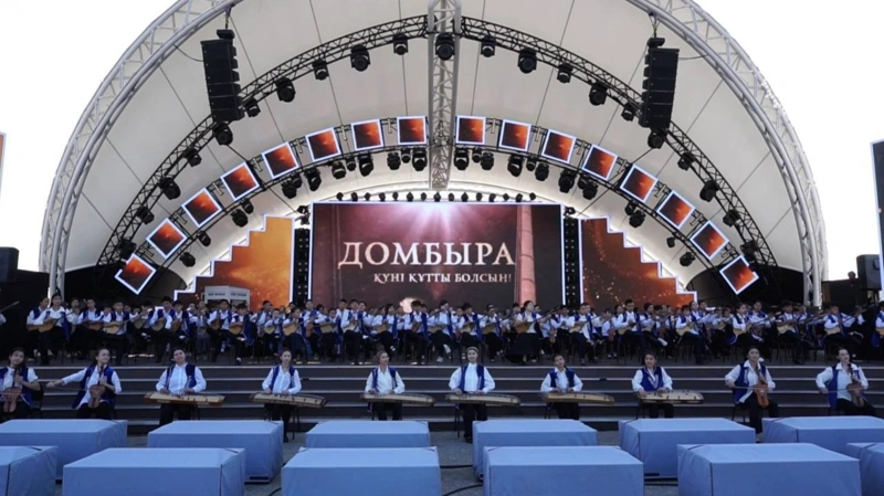 5 мыңға жуық оқушы Ахмет Жұбановтың «Би» күйін орындады