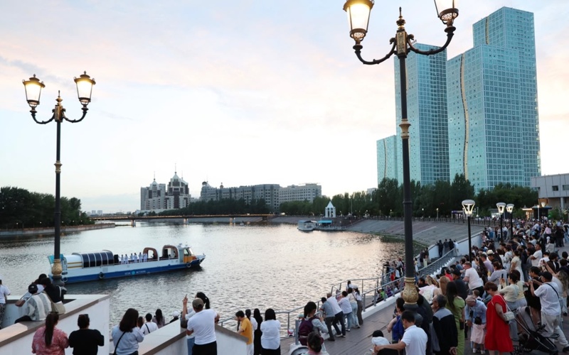 Kazakhstan’s National Guard choir turns riverboat into floating concert Kazakhstan’s National Guard choir turns riverboat into floating concert