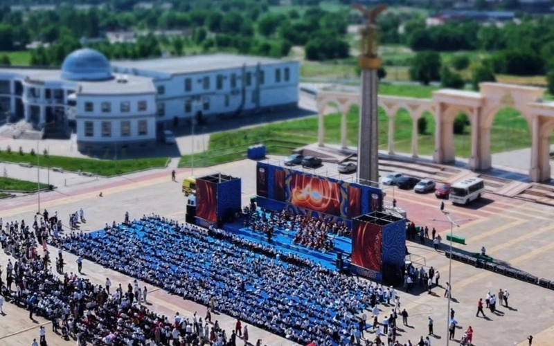 Aqtóbede 1500 dombyrashy bir mezgilde birge «Kóńilashar» kúıin tartty