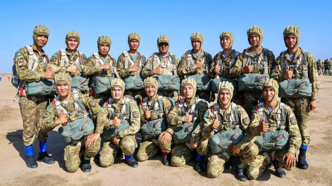 Более 100 казахстанских десантников выполнили первые прыжки с парашютом