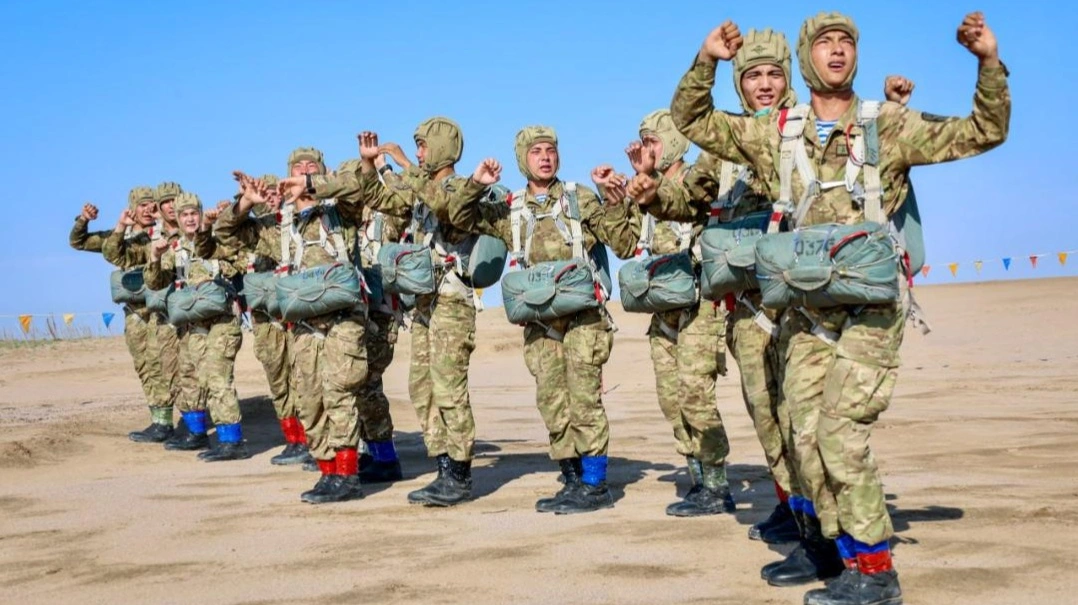100-ден астам жас десантшы алғашқы рет парашютпен секірді