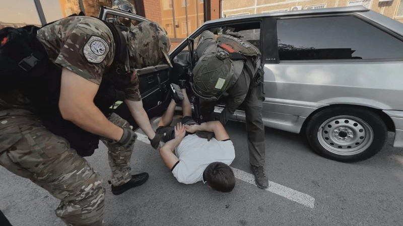 Подозреваемых в вымогательстве у студентов и рабочих задержали в Павлодарской области