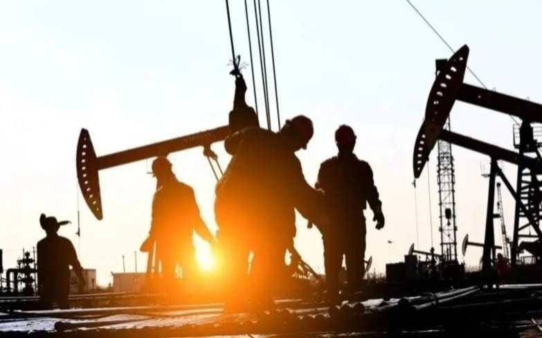 Oil prices climb as Strait of Hormuz concerns return