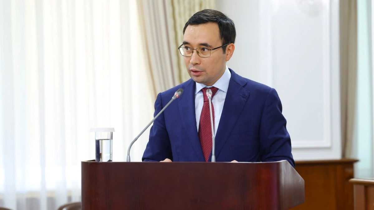Олжас Бектенов Алатау қаласы кеңесінің отырысын өткізді