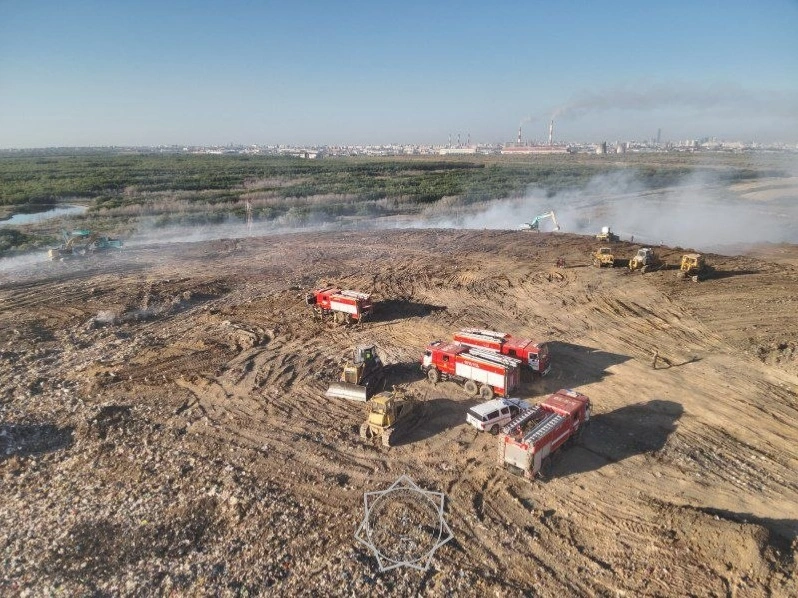 Пожар на полигоне ТБО продолжают тушить в Астане 