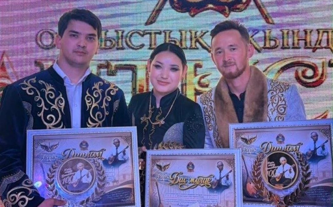 Атырауда өткен республикалық айтыстың бас жүлдесі әскери қызметшіге бұйырды