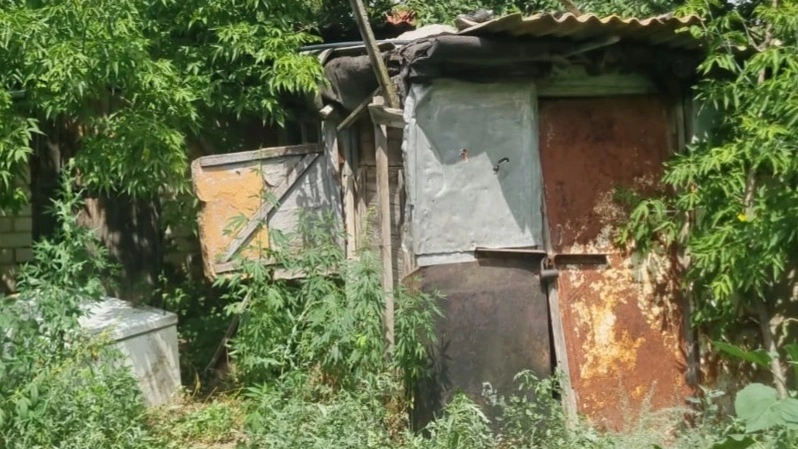 Жители аварийного дома в Уральске опасаются обрушения здания