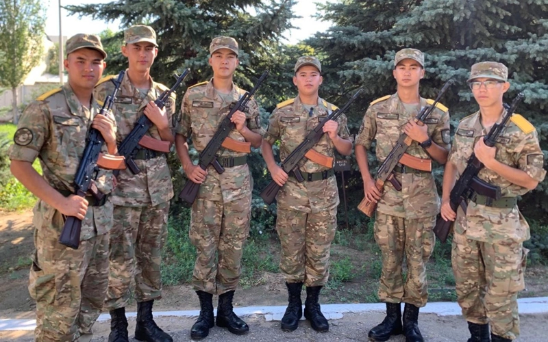 Ақтөбедегі әскери бөлімде бір сыныпта оқыған 6 жігіт Отан алдындағы борышын өтеп жүр