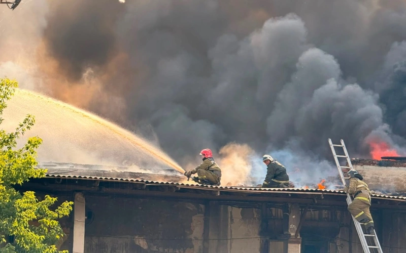 Крупный пожар на складе ликвидировали в Костанае