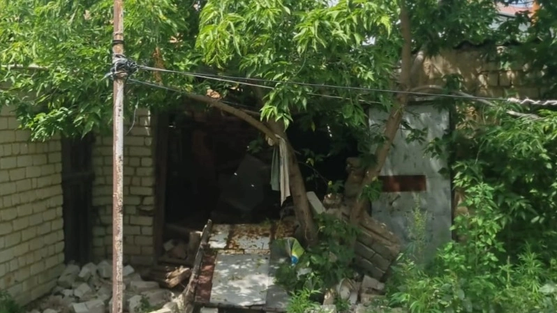 Жители аварийного дома в Уральске опасаются обрушения здания