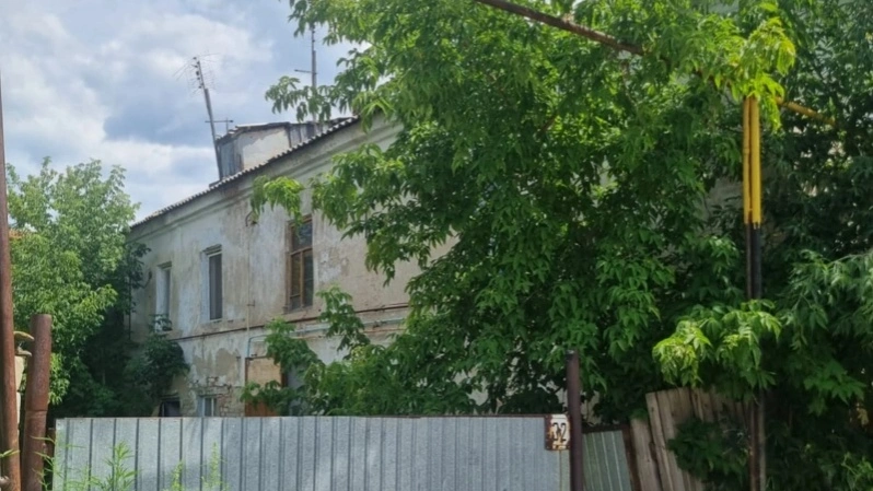 Жители аварийного дома в Уральске опасаются обрушения здания