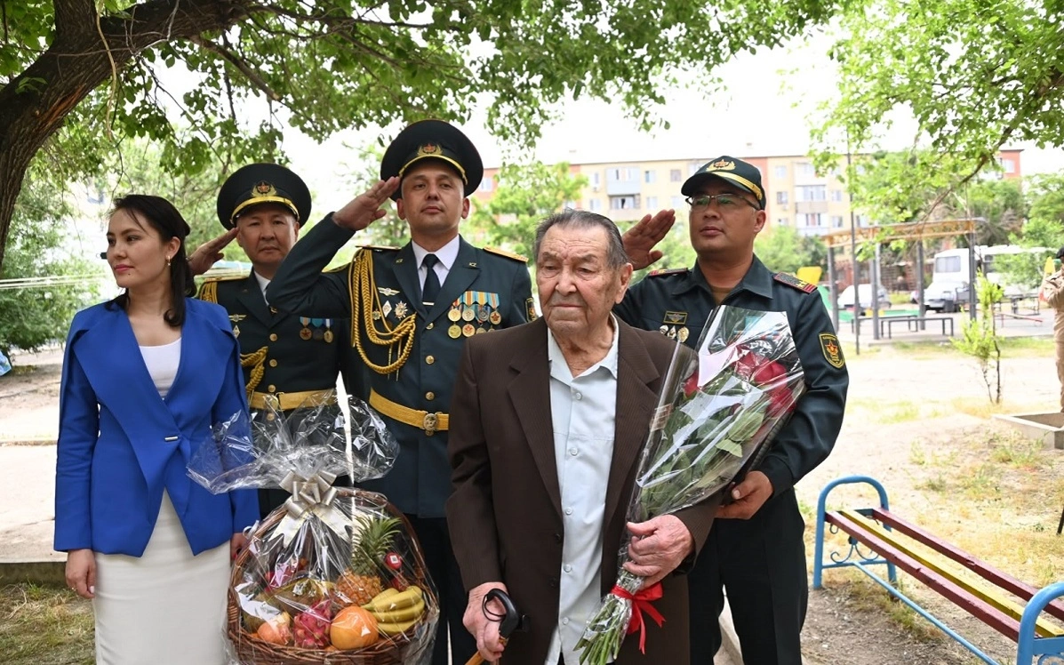 Из Берлина к школьной доске: ветерану из Тараза исполнилось 100 лет