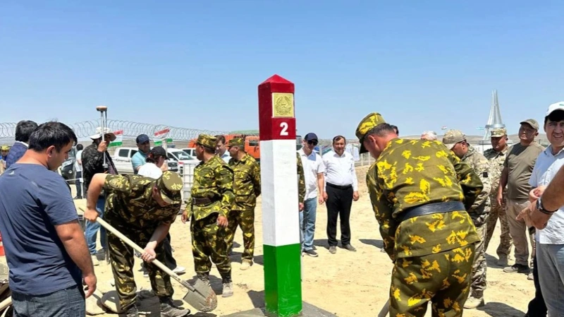 Қырғызстан мен Тәжікстан мемлекеттік шекарада алғашқы бағаналарды орнатты