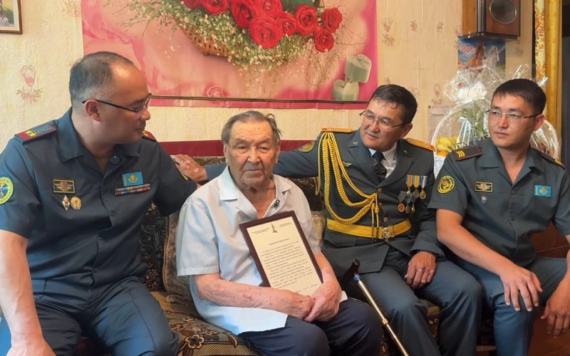 Из Берлина к школьной доске: ветерану из Тараза исполнилось 100 лет