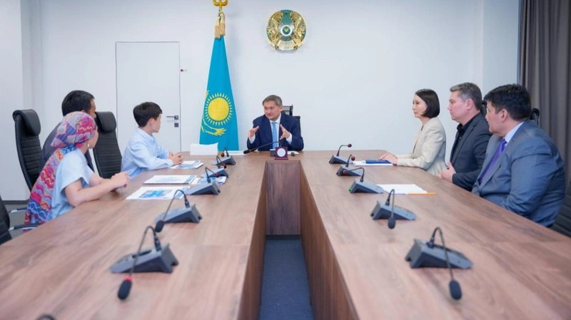 Ғылым және жоғары білім министрі ҰБТ-дан 140 балл жинаған түлекпен кездесті 