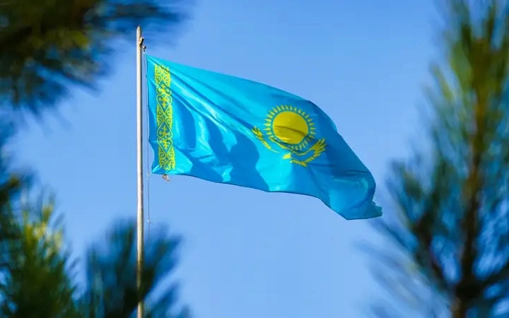 Поврежденный государственный флаг заменят на горе госсимволов в Усть-Каменогорске