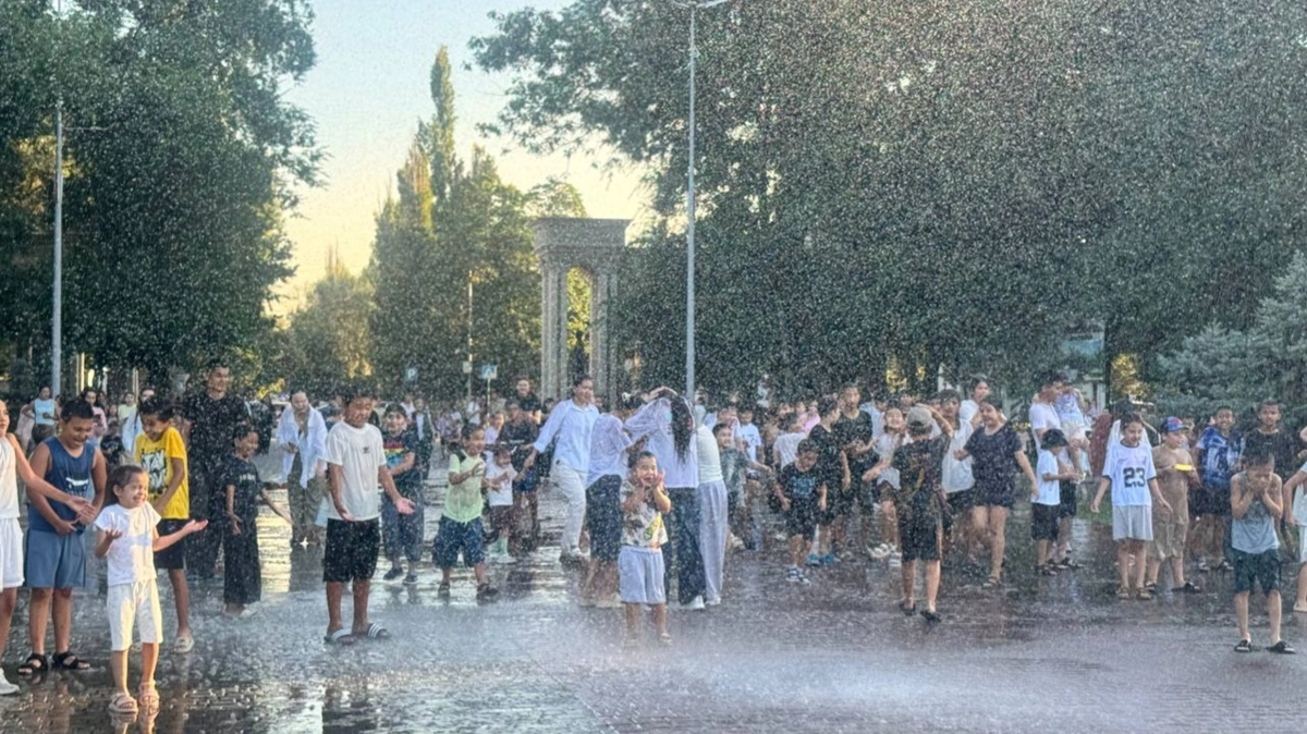 Сотрудники МЧС устроили дождь для детей в Таразе