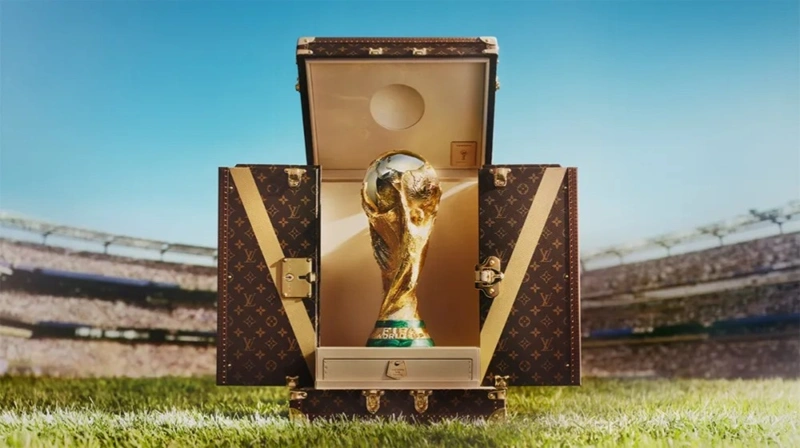 Кубок чемпионата мира доставят на стадион в чемодане Louis Vuitton