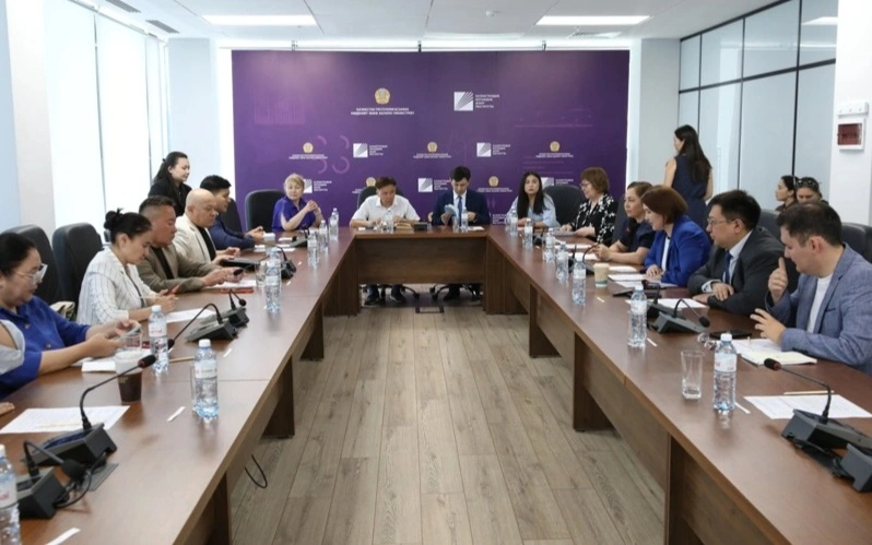 Саясаттанушылар партияларды қоғаммен тұрақты диалог орнатуға үндеді