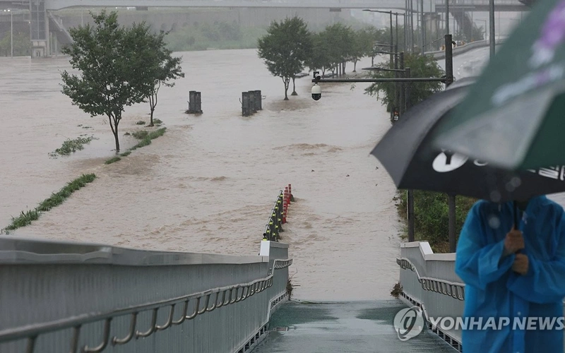 Heavy rains lash Seoul, trigger flood warnings and road closures