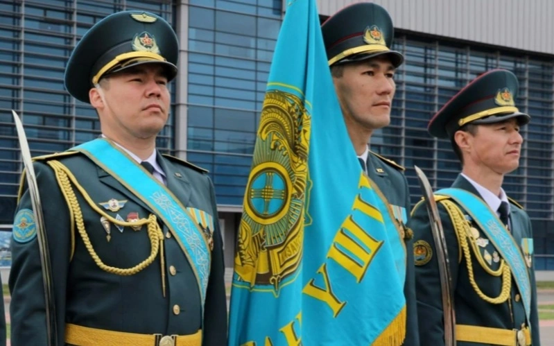 18 июль &mdash; Қозоғистон Республикаси Қуролли кучларининг Ҳарбий рамзлари куни